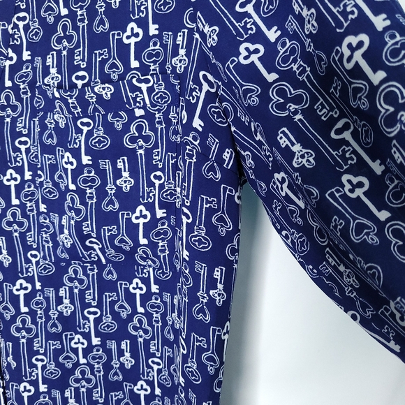 EXPRESS Portofino V-neck Shirt With Allover Key Print MEDIUM - Picture 9 of 12